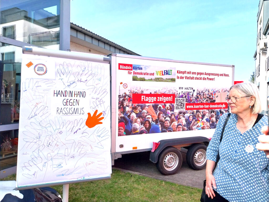 Bild von der Aktion der Omas gegen Rechts zum Tag gegen Rassismus in Kürten Bechen